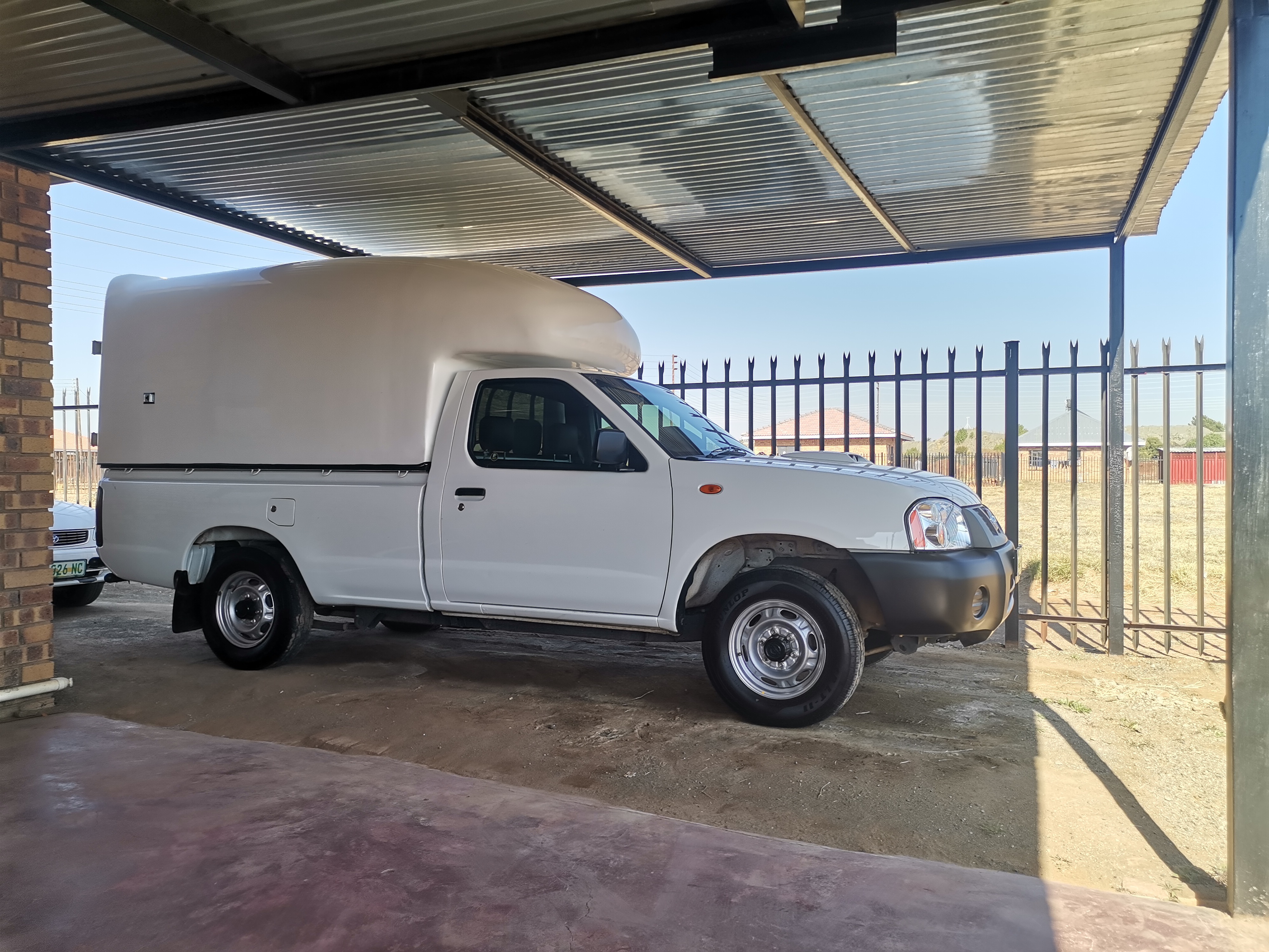 Large bakkie for home moves and bulk stock transport